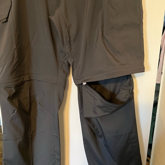 Columbia pants that can turn to shorts - Picture 4 of 4